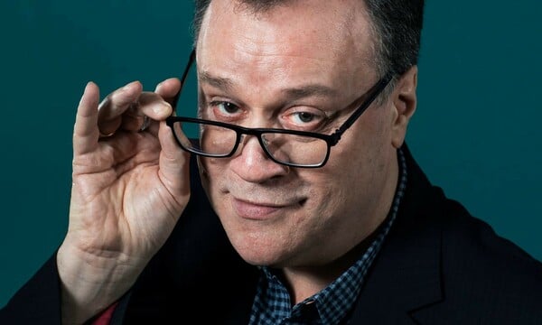 Ο Russell T. Davies μιλά για την υποχώρηση των queer δικαιωμάτων μέσα από τη νέα του σειρά Tip toe