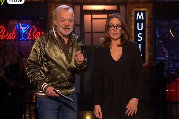 Η Tina Fey άνοιξε το SNL UK με μια αλλόκοτη Πριγκίπισσα Νταϊάνα και πολύ βρετανικό θράσος