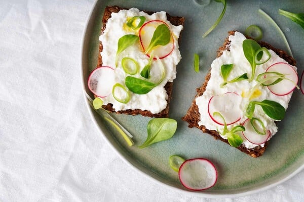 Κλαίγοντας πάνω από μια συσκευασία cottage