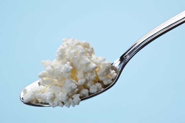 Κλαίγοντας πάνω από μια συσκευασία cottage