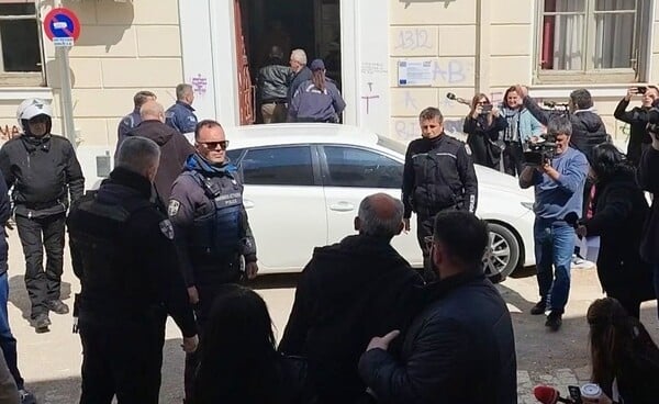 ΚΑΡΔΙΤΣΑ ΔΟΛΟΦΟΝΙΑ ΤΡΑΓΟΥΔΙΣΤΗΣ