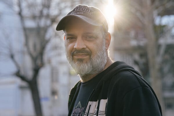 Γιώργος Παλούμπης: «Το θέατρο δεν μου χρωστάει τίποτα, μόνο εγώ του χρωστάω»