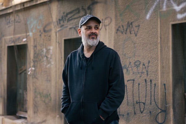 Γιώργος Παλούμπης: «Το θέατρο δεν μου χρωστάει τίποτα, μόνο εγώ του χρωστάω»