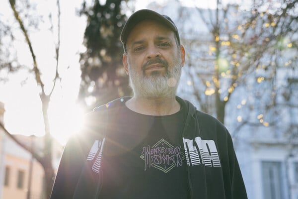 Γιώργος Παλούμπης: «Το θέατρο δεν μου χρωστάει τίποτα, μόνο εγώ του χρωστάω»