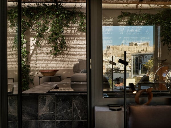 MONASTIK Living in Athina: Διαμονή που ενώνει αρχιτεκτονική, τέχνη και αστική ζωή