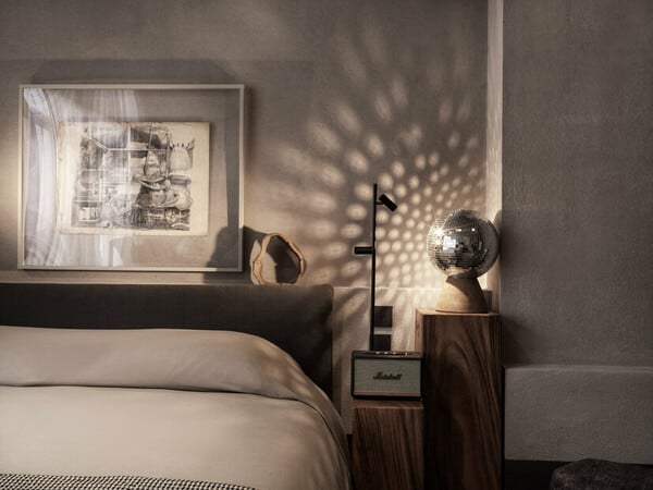 MONASTIK Living in Athina: Διαμονή που ενώνει αρχιτεκτονική, τέχνη και αστική ζωή