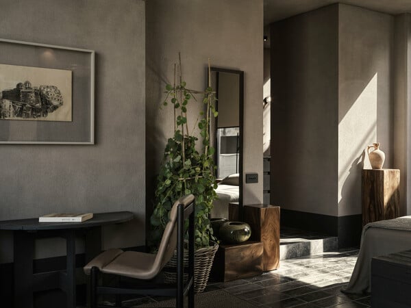 MONASTIK Living in Athina: Διαμονή που ενώνει αρχιτεκτονική, τέχνη και αστική ζωή