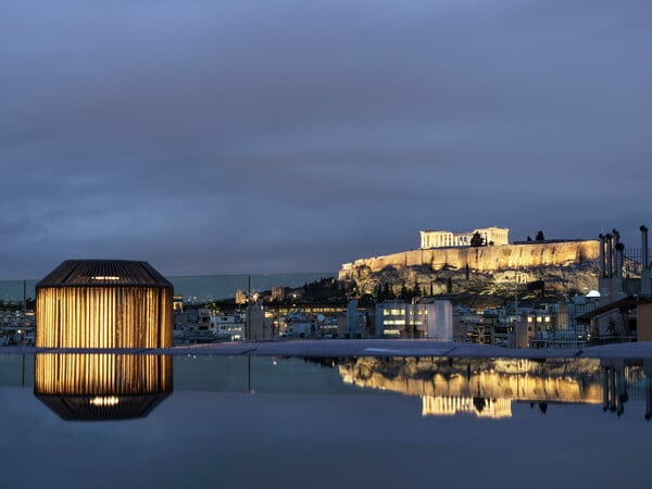 MONASTIK Living in Athina: Διαμονή που ενώνει αρχιτεκτονική, τέχνη και αστική ζωή