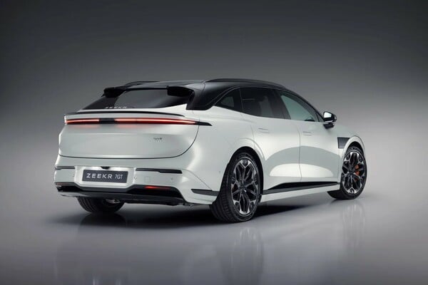 Το νέο Zeekr 7GT "προσγειώθηκε" στην Ελλάδα
