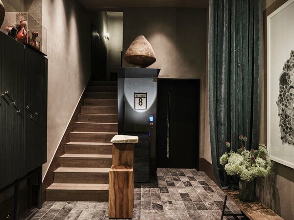 MONASTIK Living in Athina: Διαμονή που ενώνει αρχιτεκτονική, τέχνη και αστική ζωή