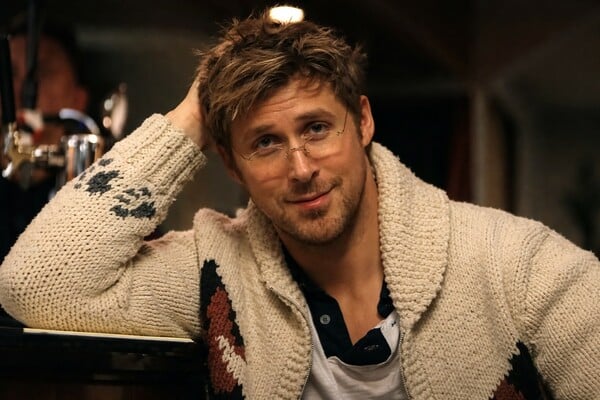 Μια σφουγγαρίστρα με γυαλιά έγινε η πιο απρόσμενη παρτενέρ του Ryan Gosling