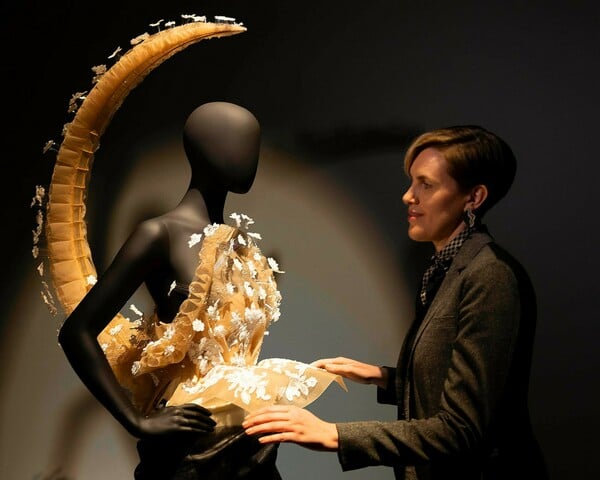 Από τον Dalí στην Ariana Grande: το V&A διαβάζει τη Schiaparelli ως μόδα, τέχνη και θέαμα