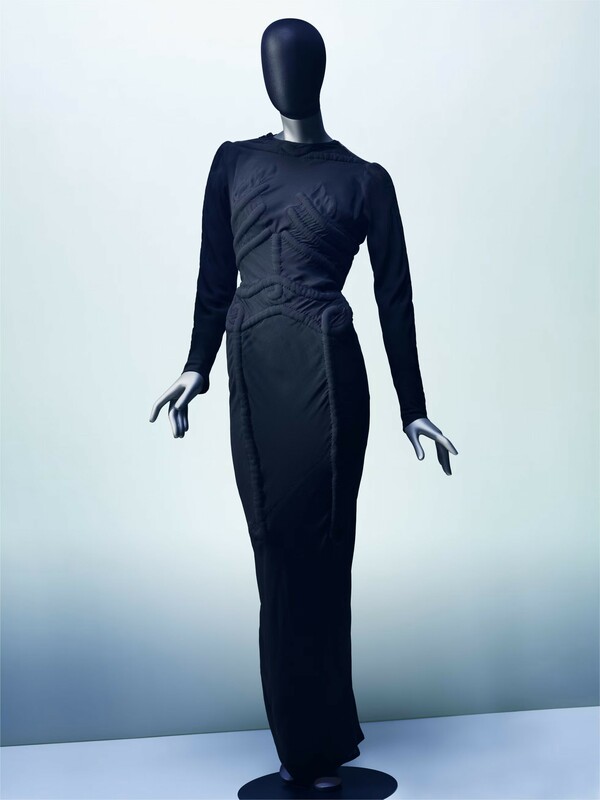 Από τον Dalí στην Ariana Grande: το V&A διαβάζει τη Schiaparelli ως μόδα, τέχνη και θέαμα