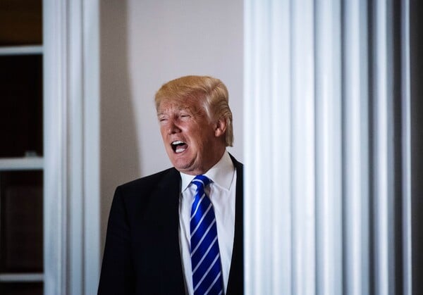 Politico: Είναι δύο πόλεμοι ικανοί να απομακρύνουν Ευρώπη και ΗΠΑ;