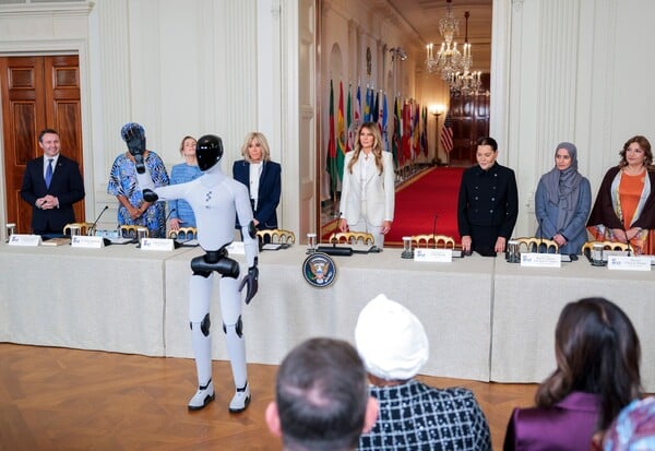 ΜΕΛΑΝΙΑ ΤΡΑΜΠ ΡΟΜΠΟΤ ΛΕΥΚΟΣ ΟΙΚΟΣ