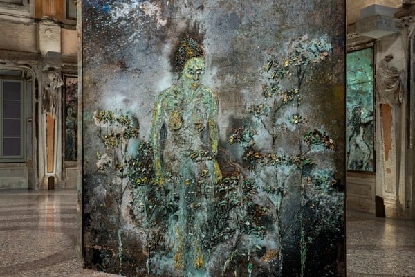 Στο τραυματισμένο Palazzo Reale του Μιλάνου, ο Κίφερ ζωγραφίζει τις γυναίκες που έσβησε η Ιστορία