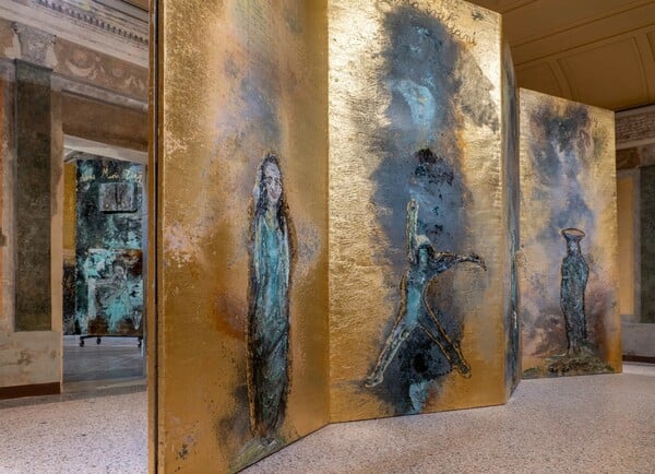 Στο τραυματισμένο Palazzo Reale του Μιλάνου, ο Κίφερ ζωγραφίζει τις γυναίκες που έσβησε η Ιστορία