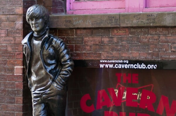 Παγκάκια με διάσημη παρέα: Σε ποιες πόλεις του κόσμου μπορείς να καθίσεις δίπλα στα αγάλματα εμβληματικών προσωπικοτήτων