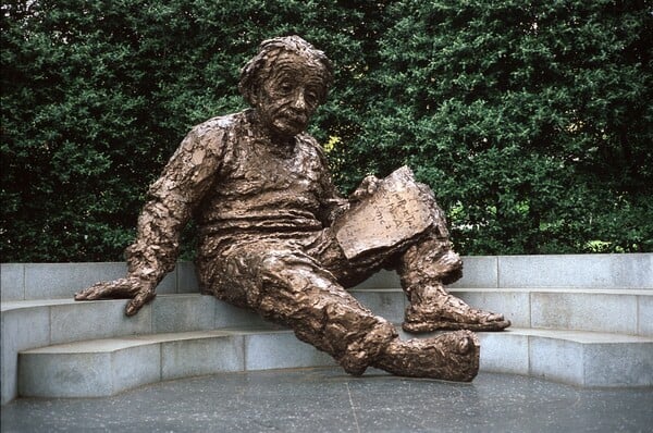 Παγκάκια με διάσημη παρέα: Σε ποιες πόλεις του κόσμου μπορείς να καθίσεις δίπλα στα αγάλματα εμβληματικών προσωπικοτήτων