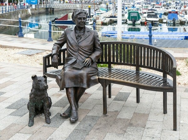 Παγκάκια με διάσημη παρέα: Σε ποιες πόλεις του κόσμου μπορείς να καθίσεις δίπλα στα αγάλματα εμβληματικών προσωπικοτήτων