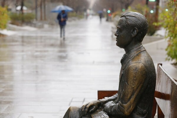 Παγκάκια με διάσημη παρέα: Σε ποιες πόλεις του κόσμου μπορείς να καθίσεις δίπλα στα αγάλματα εμβληματικών προσωπικοτήτων