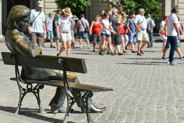 Παγκάκια με διάσημη παρέα: Σε ποιες πόλεις του κόσμου μπορείς να καθίσεις δίπλα στα αγάλματα εμβληματικών προσωπικοτήτων