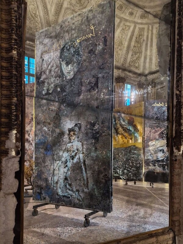 Στο τραυματισμένο Palazzo Reale του Μιλάνου, ο Κίφερ ζωγραφίζει τις γυναίκες που έσβησε η Ιστορία