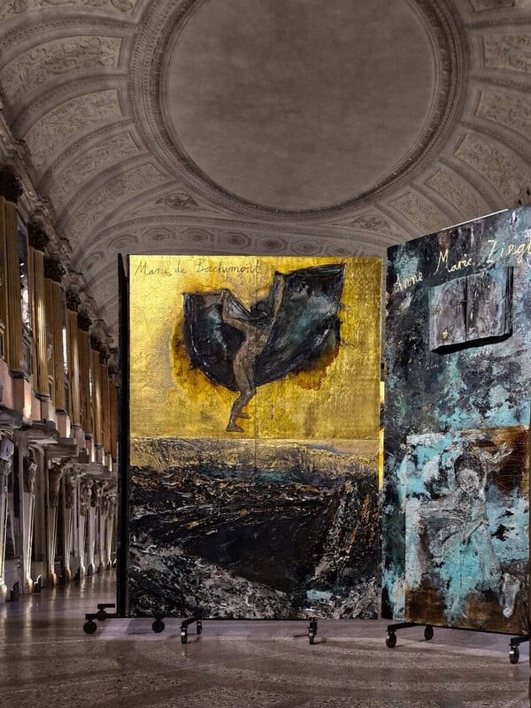 Στο τραυματισμένο Palazzo Reale του Μιλάνου, ο Κίφερ ζωγραφίζει τις γυναίκες που έσβησε η Ιστορία