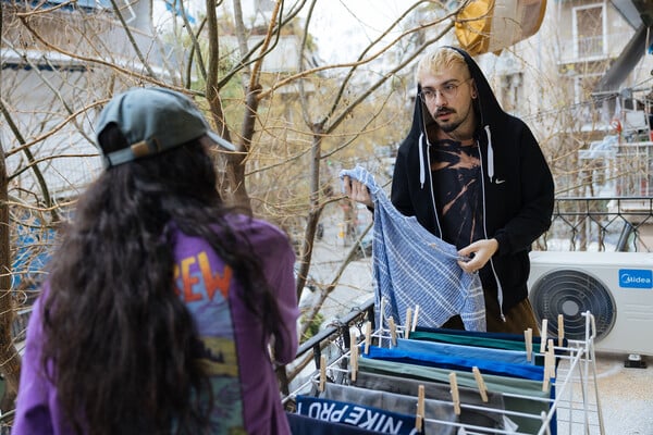 Πώς είναι να ζεις με τον βασικό στην Αθήνα; 