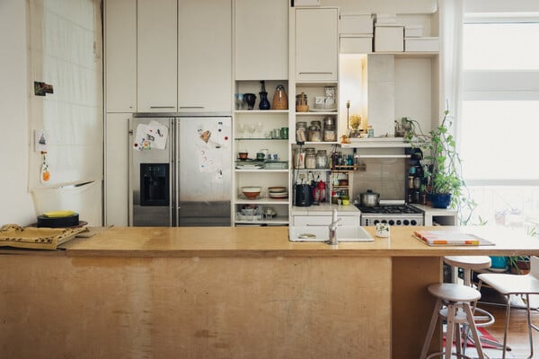 Ένα υβριδικό σπίτι στα Εξάρχεια, όπου η έννοια του νοικοκυριού αλλάζει/Ένα υβριδικό νοικοκυριό στα Εξάρχεια