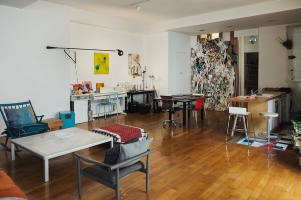 Ένα υβριδικό σπίτι στα Εξάρχεια, όπου η έννοια του νοικοκυριού αλλάζει/Ένα υβριδικό νοικοκυριό στα Εξάρχεια