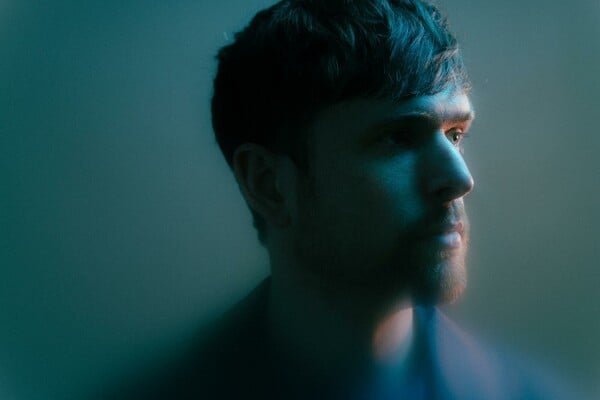 O Τζέιμς Μπλέικ τραγουδάει για την αγάπη μέσα σε ζόρικους καιρούς