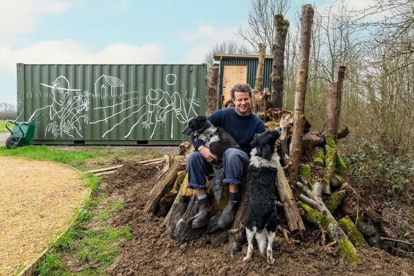 Ο νέος σταρ της βρετανικής κηπουρικής δεν πουλά μόνο φυτά, αλλά έναν ολόκληρο τρόπο να βλέπεις τον κόσμο