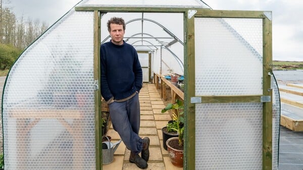 Ο νέος σταρ της βρετανικής κηπουρικής δεν πουλά μόνο φυτά, αλλά έναν ολόκληρο τρόπο να βλέπεις τον κόσμο
