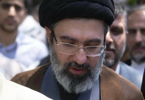 ΜΟΤΖΤΑΜΠΑ ΧΑΜΕΝΕΪ ΟΜΟΦΥΛΟΦΙΛΟΣ ΝΤΟΝΑΛΝΤ ΤΡΑΜΠ