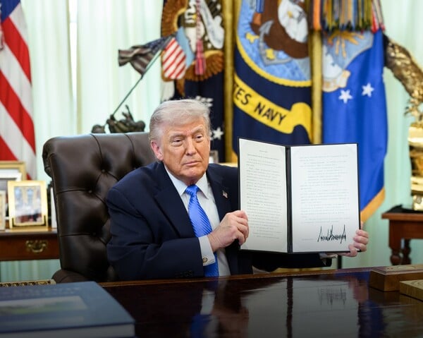 ΝΤΟΝΑΛΝΤ ΤΡΑΜΠ ΥΠΟΓΡΑΦΗ ΔΟΛΑΡΙΑ