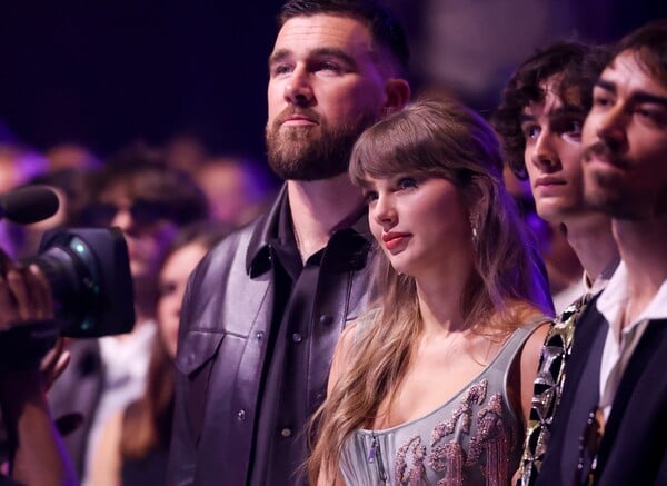 ΤΕΙΛΟΡ ΣΟΥΙΦΤ ΤΡΑΒΙΣ ΚΕΛΣΙ 