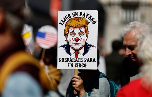 ΑΝΤΙΠΟΛΕΜΙΚΗ ΔΙΑΔΗΛΩΣΗ ΚΑΤΑ ΤΡΑΜΠ