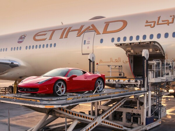 Ποιός πόλεμος; Η Ferrari εξακολουθεί να κάνει deliver αεροπορικώς στη Μέση Ανατολή