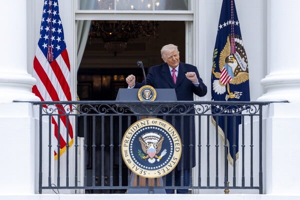 ΝΤΟΝΑΛΝΤ ΤΡΑΜΠ ΣΤΕΝΑ ΤΟΥ ΟΡΜΟΥΖ