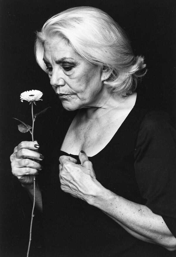 Οι 7 ζωές της Μαρινέλλας: Ενα anti-obituary για μια γυναίκα που κάθε φορά που πέθαινε, ξαναγεννιόταν