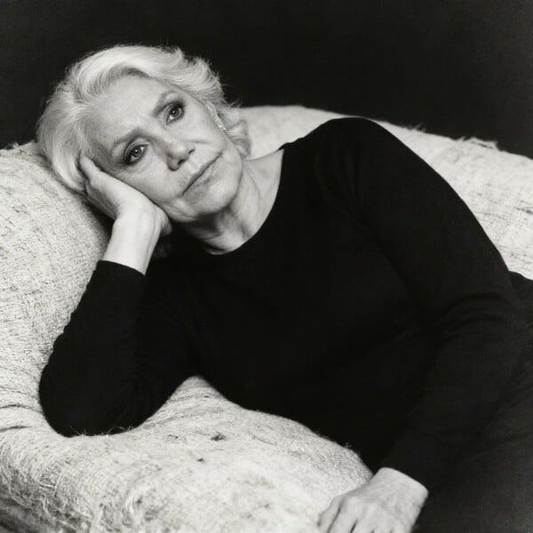 Οι 7 ζωές της Μαρινέλλας: Ενα αντι-obituary για μια γυναίκα που κάθε φορά που πέθαινε, ξαναγεννιόταν