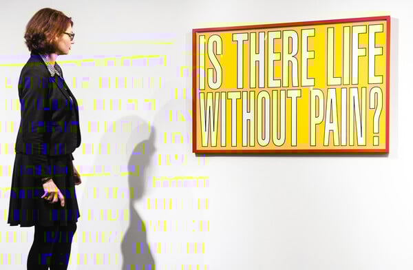 Οι αιχμηρές λέξεις και οι καθηλωτικές εικόνες της Μπάρμπαρα Κρούγκερ