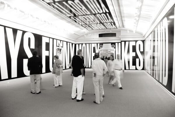 Οι αιχμηρές λέξεις και οι καθηλωτικές εικόνες της Μπάρμπαρα Κρούγκερ