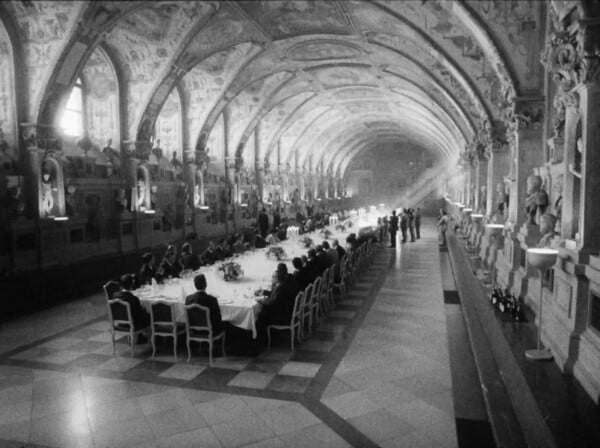 "Κάτω από τις σημαίες, ο ήλιος"