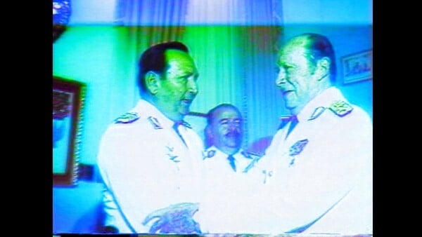 "Κάτω από τις σημαίες, ο ήλιος"