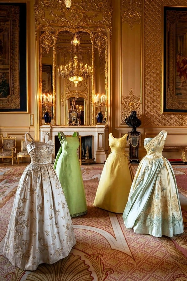 Το Buckingham Palace επανασυστήνει το στιλ της Ελισάβετ Β΄