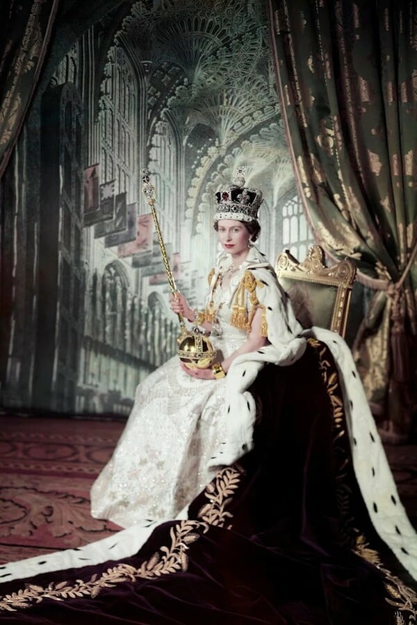 Το Buckingham Palace επανασυστήνει το στιλ της Ελισάβετ Β΄