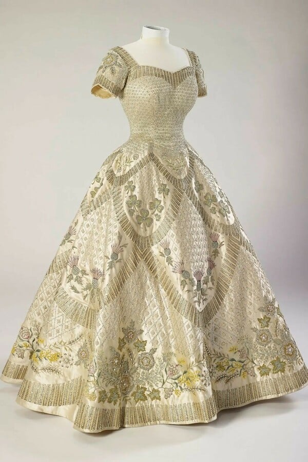 Το Buckingham Palace επανασυστήνει το στιλ της Ελισάβετ Β΄