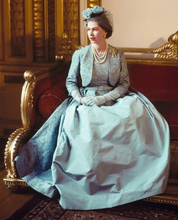 Το Buckingham Palace επανασυστήνει το στιλ της Ελισάβετ Β΄
